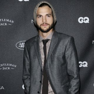 Ashton saluda por Twitter a fans a su llegada a México