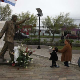 Unasur devela placa en homenaje a Kirchner en Quito