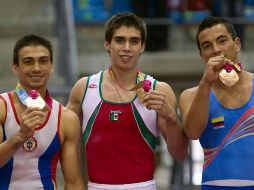 Daniel Corral (c) junto a Jorge Giraldo (i) y Jorge Pena, en la premiación de los ganadores de caballo con arzones. REUTERS  /