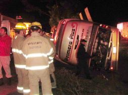 Al lugar del accidente acudieron diferentes autoridades, entre ellas elementos de la Unidad de Protección Civil y Bomberos Jalisco.  /