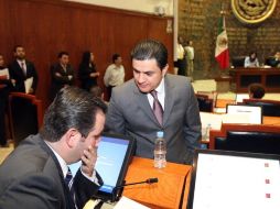 El legislador del PAN, José María Martínez (de frente), pondrá a consulta una iniciativa. ARCHIVO  /