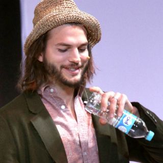 Saturan fans de Kutcher redes sociales con mensajes para el actor