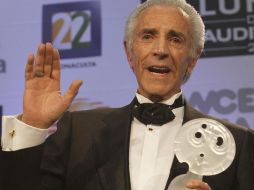 Julio Alemán recibió gustoso el reconocimiento llamado Una vida en el escenario. EL UNIVERSAL  /