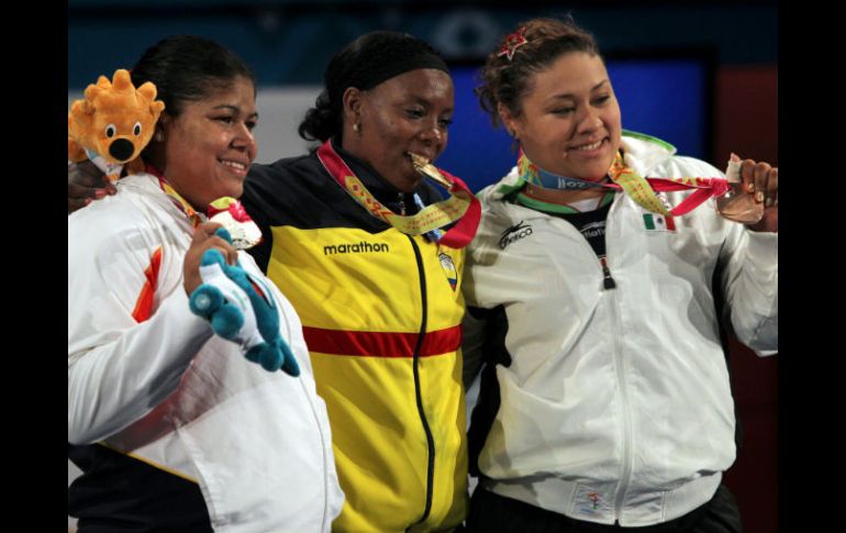 Mazcorro (izquierda) le logra dar otro bronce a México; Nieves revalida su título. EFE  /