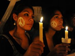 Los manifestantes se congregaron con velas y globos en un aparcamiento de la Universidad Nacional Autónoma de Honduras. AFP  /