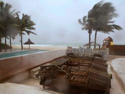 En anticipación por los efectos de la tormenta tropical ''Rina'', en Cancún se han suspendido 138 vuelos. REUTERS  /