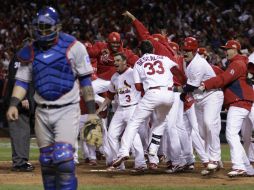 Los Cardenales, exultantes tras obtener un triunfo agónico ante Texas. AP  /