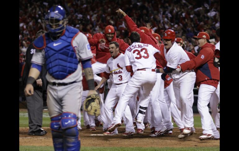 Los Cardenales, exultantes tras obtener un triunfo agónico ante Texas. AP  /