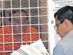 Pablo Salazar Mendiguchía, tras las rejillas, durante una diligencia judicial en el centro penitenciario de Huixtla. EL UNIVERSAL  /
