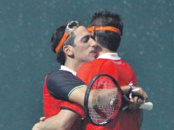Los hermanos Rodríguez Faisal, entrenadores y frontenistas de Guadalajara, festejan uno de los oros que el deporte dio al país. NTX  /