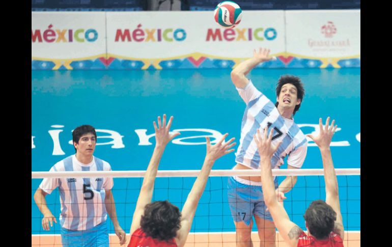 Argentina mandó a la lona a los estadounidenses, que se quedan sin posibilidad de colgarse otra medalla en volibol. MEXSPORT  /