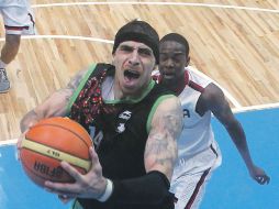 El ''pocho'' Lorenzo Real, ante el aro y la cámara. AP  /