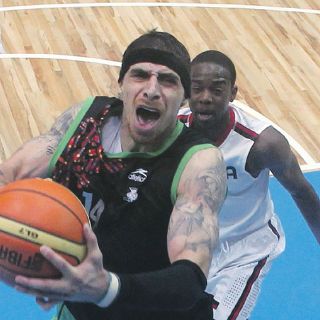 El equipo varonil de basquetbol gana un partido clave