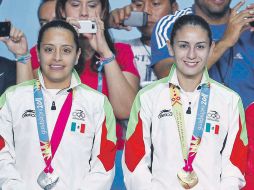 Orgullos mexicanos. Tatiana Ortiz y Paola Espinoza, felices con el 1-2 de ayer. NTX  /