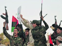 Combatientes anti-Gadhafi celebran durante una revisión de las brigadas de la región oriental. REUTERS  /