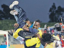 Donald Thomas juega con el ecuatoria Diego Ferrín.  /