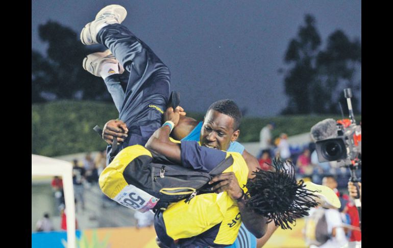 Donald Thomas juega con el ecuatoria Diego Ferrín.  /