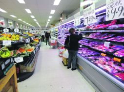 Los consumidores estadounidenses fortalecieron la economía de su país. ESPECIAL  /