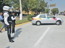 Un tránsito mira como la circulación es interrumpida.  /