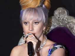 La cantante saludó hoy con un 'Namasté' al público indio a su llegada a Nueva Delhi.EFE  /