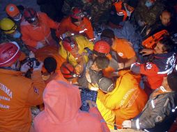 El momento del rescate del adolescente de 13 años, Ferhat Tokay. REUTERS  /