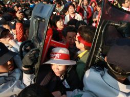 A pesar de la alianza, ciudadanos surcoreanos protestaron contra el Tratado de Libre Comercio firmado entre Corea del Sur y EU. EFE  /