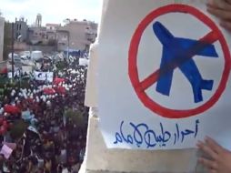 Imagen tomada de un video en una red social que muestra una manifestación contra el régimen sirio en Hama, Siria. EFE  /