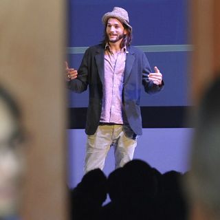 Ashton Kutcher disfruta de fiesta en su honor