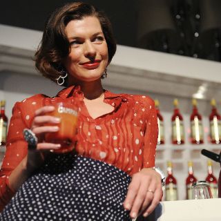 Celebrará Milla Jovovich 13 edición del calendario Campari 2012