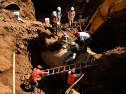 La razón que causó la falla en el recolector fue un desvío del colector. En la imagen trabajadores reparando el accidente. ARCHIVO  /