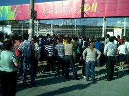 Aficionados enfurecidos bloquean la calle Ávila Camacho al no poder ingresar al Estadio de Voleibol. ESPECIAL  /