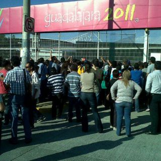 Aficionados de voleibol bloquean Ávila Camacho