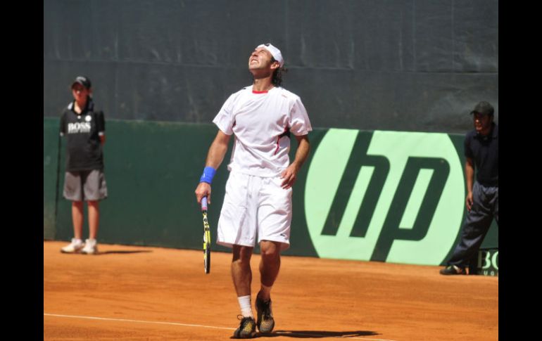 El tenista mexicano Santiago González lamenta un punto fallado ante el colombiano Santiago Giraldo. EFE  /