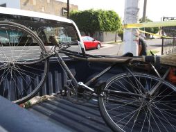 El sujeto circulaba en una bicicleta donde llevaba amarrado su equipo de trabajo.  /