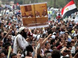 Egipcios durante la  protesta contra la junta militar en la Plaza Tahrir en El Cairo. EFE  /