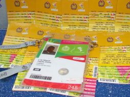 A los detenidos les aseguraron un total de 12 boletos de diferentes precios. ESPECIAL  /