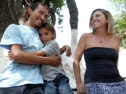 Jorge y Natan Machado, junto a Roberta Palombini, protagonizan la película Alamar.  /