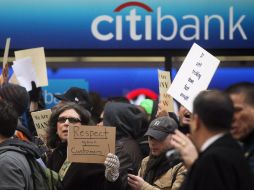 Los manifestantes de ''Ocupar Wall Street'' pasan por una sucursal de Citibank en Manhattan. AFP  /