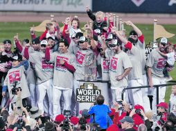 Los nuevos ganadores del “Clásico de Otoño” reciben el trofeo para dar inicio a la celebración. REUTERS  /
