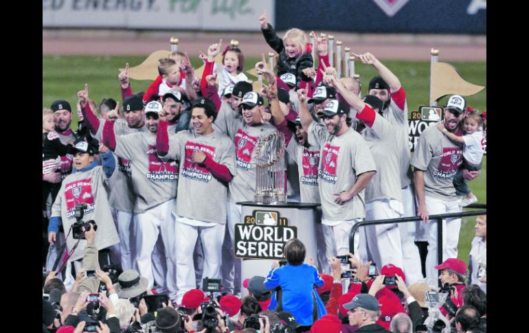 Los nuevos ganadores del “Clásico de Otoño” reciben el trofeo para dar inicio a la celebración. REUTERS  /