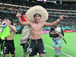 El defensor de Chivas y del Tricolor Panamericano, Miguel Ángel Ponce, celebra la medalla de oro.  /