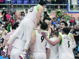 El festejo de los mexicanos. Hoy hay cuatro partidos: dos por los lugares 5-8 de la competencia y las dos semifinales. AP  /