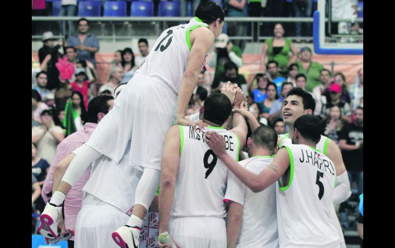 El festejo de los mexicanos. Hoy hay cuatro partidos: dos por los lugares 5-8 de la competencia y las dos semifinales. AP  /