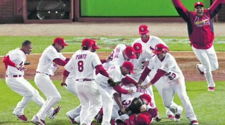 Los jugadores de los Cardenales de San Luis hicieron la clásica pila de amontonamiento. REUTERS  /