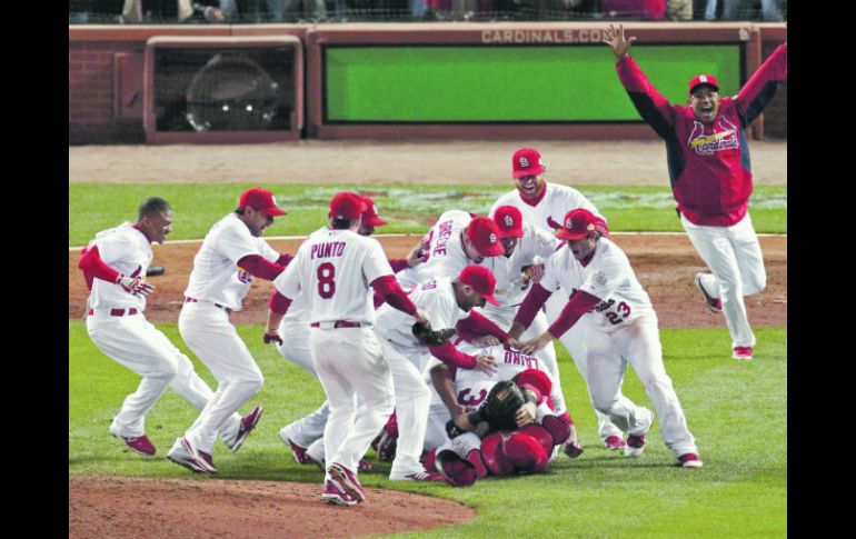 Los jugadores de los Cardenales de San Luis hicieron la clásica pila de amontonamiento. REUTERS  /