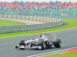 La monoplaza del tapatío Sergio Pérez durante la segunda sesión de prácticas, en la que quedó 13.AFP  /