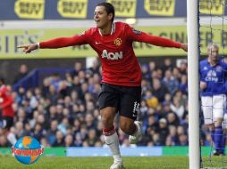 El 'Chicharito' remató a gol un centro al área del francés Patrice Evra. AP  /