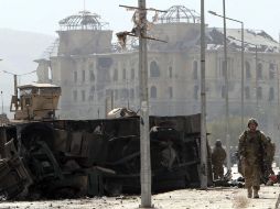 Soldados de la OTAN inspeccionan el escenario del atentado suicida perpetrado en Kabul. EFE  /