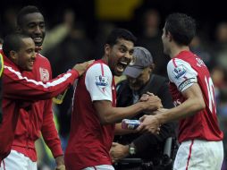 Robin van Persie del Arsenal (d) es felicitado por Andre Santos, segundo (d). AP  /