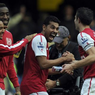 Van Persie vence con un triplete a Chelsea